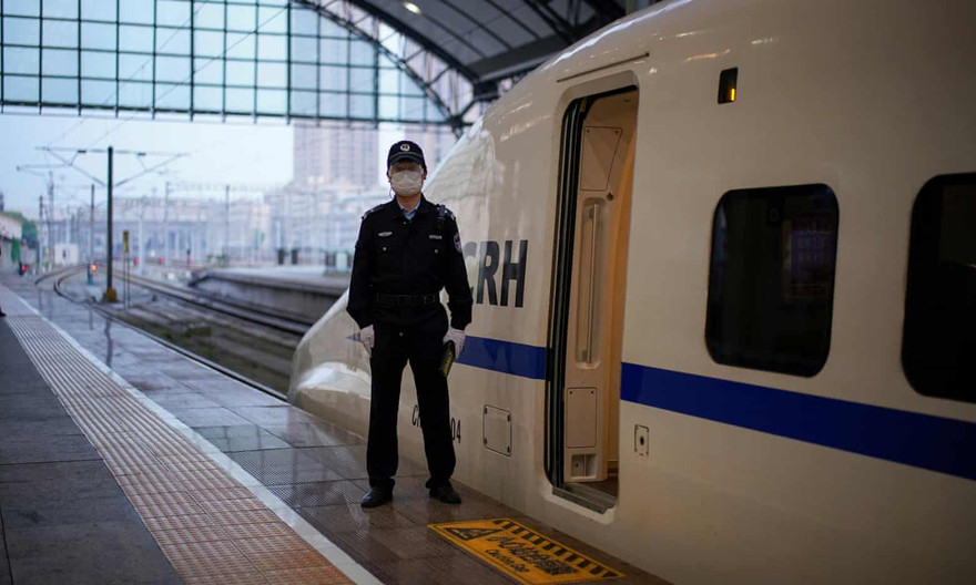 Đoàn tàu đầu tiên rời Vũ Hán sáng 8/4. Ảnh: Reuters