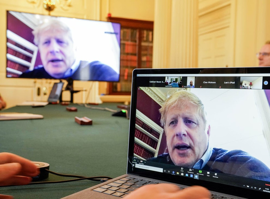 Ông Boris Johnson họp trực tuyến khi tự cách ly tại nhà vì mắc COVID-19. Ảnh: PA