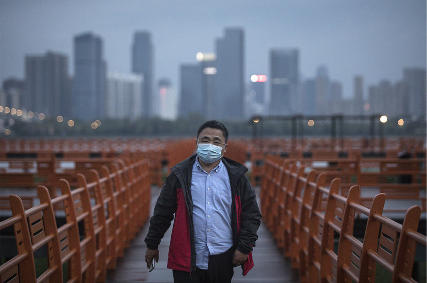 Một người đàn ông đi bộ trong công viên ở Vũ Hán (tỉnh Hồ Bắc, Trung Quốc). Ảnh: Getty