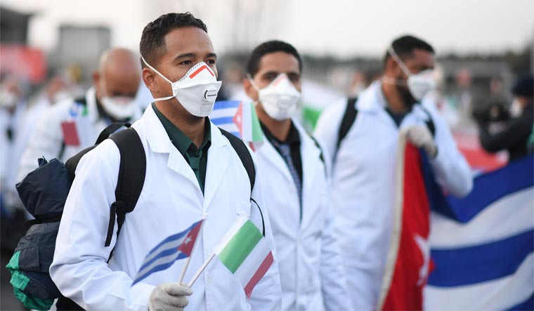 Đoàn bác sĩ Cuba đến Italy. Ảnh: Reuters