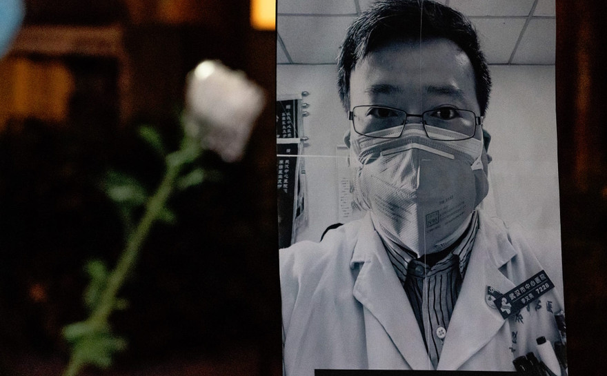 Người dân Trung Quốc tưởng niệm bác sĩ Lý Văn Lượng - một trong những người đầu tiên cảnh báo về virus corona chủng mới. Bác sĩ Lý qua đời không lâu sau đó vì chính căn bệnh COVID-19. Ảnh: AP