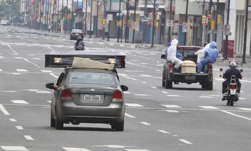 Số người tử vong vì Ecuador gia tăng nhanh chóng khiến các nhà xác trở nên quá tải. Trong ảnh, quan tài những người được cho là tử vong vì COVID-19 được đưa đi bằng xe hơi. Ảnh: AP