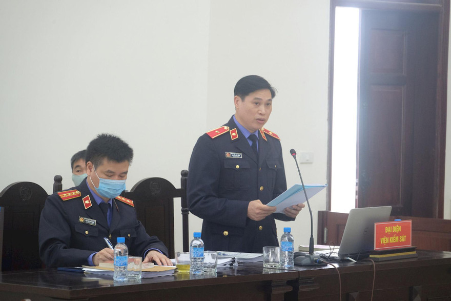 Đại diện viện kiểm sát giữ quyền công tố tại tòa.