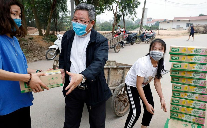 Một linh mục trao quà từ thiện tại xã Sơn Lôi, Bình Xuyên, Vĩnh Phúc. Ảnh: Huy Khâm