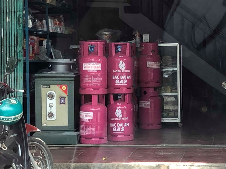 Phát hiện sản phẩn gas Bắc Đại An bày bán trên thị trường. Ảnh: Đ.H