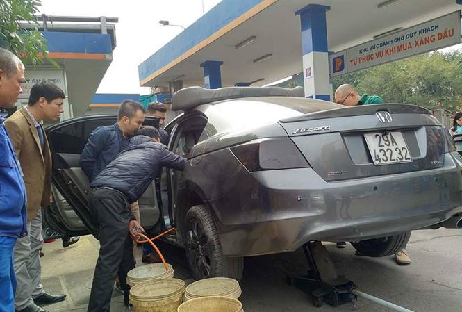 Cuộc thực nghiệm bình xăng dung tích thiết kế 70lít đổ được 81,9 lít.