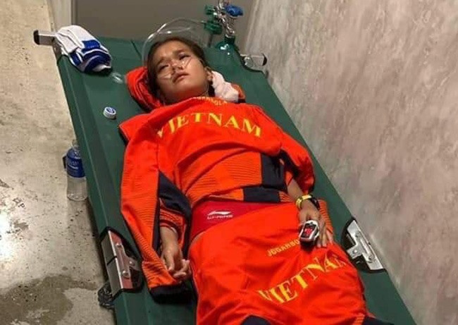 Nữ marathon Việt kiệt sức, phải thở bình oxy sau khi về đích SEA Games 