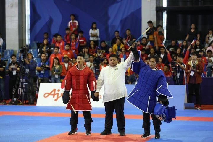 VĐV võ gậy Việt Nam bỡ ngỡ vì không biết phải... đi giày