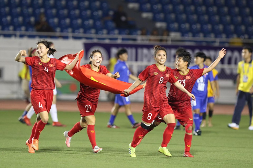 Thủ tướng vận động nguồn xã hội hóa thưởng mỗi nữ cầu thủ 1 xe máy tốt