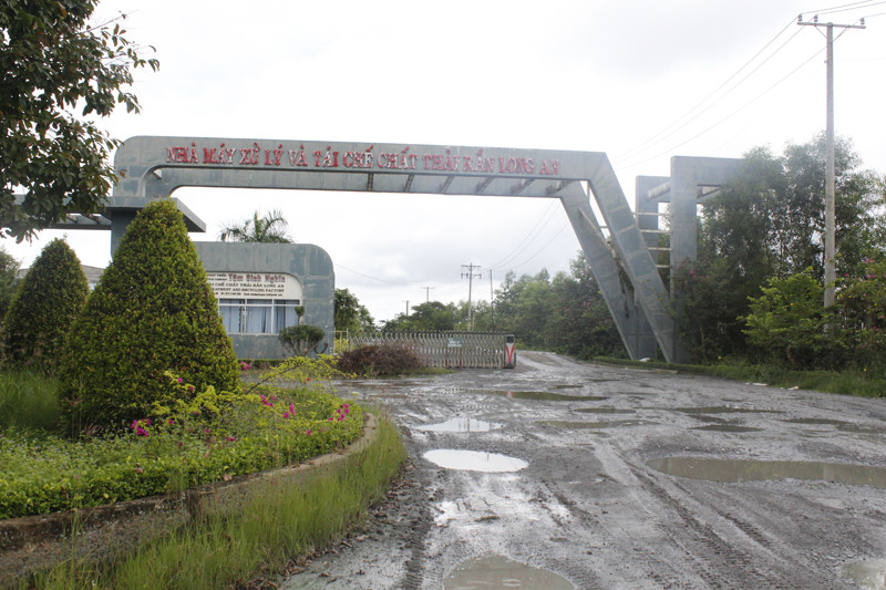 Cổng nhà máy xử lý rác thải Tâm Sinh Nghĩa Long An lổn nhổn bùn đất. Ảnh: T.A