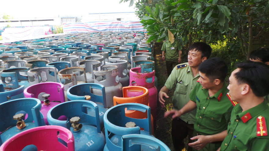 Cơ quan chức năng kiểm đếm số vỏ bình gas. Ảnh: M.Đ