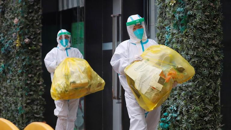 Những người mặc đồ bảo hộ ở Vũ Hán (tỉnh Hồ Bắc, Trung Quốc). Ảnh: Reuters