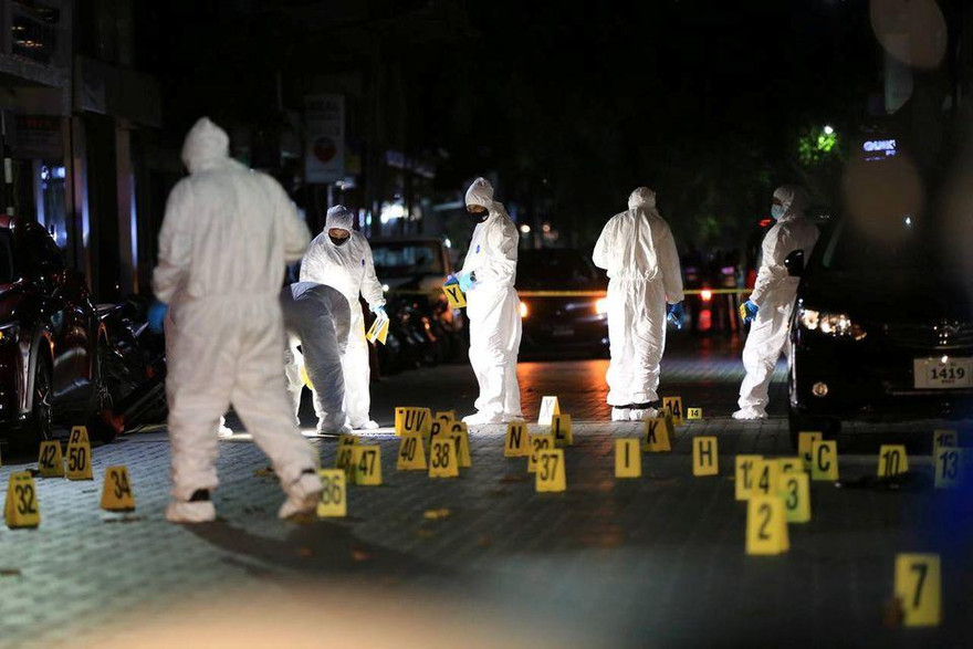 Hiện trường vụ nổ bên ngoài nhà riêng ông Nasheed. Ảnh: Reuters