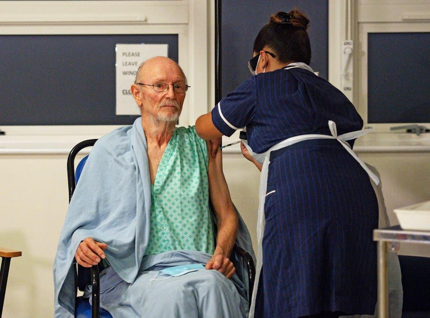 Cụ Shakespeare tiêm mũi vắc xin ngừa COVID-19 đầu tiên. Ảnh: PA