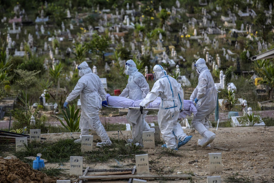 Từ ngày 1/5 đến ngày 28/5, Malaysia đã ghi nhận hơn 1.000 ca tử vong mới vì COVID-19. Ảnh: EPA-EFE