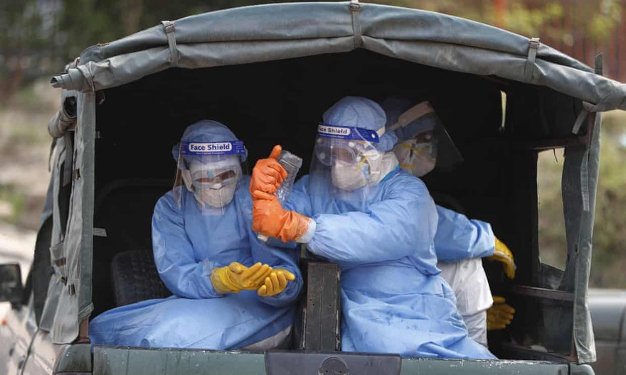 Binh sĩ Nepal sát khuẩn tay sau khi xử lý thi thể bệnh nhân COVID-19 ở thủ đô Kathmandu. Ảnh: AP