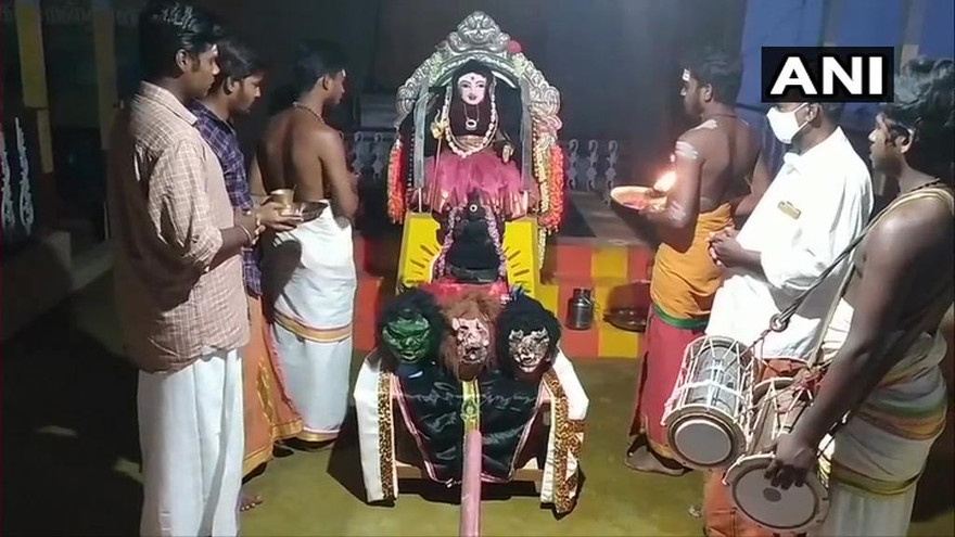 Các tu sĩ cầu nguyện trước tượng nữ thần corona. Ảnh: ANI