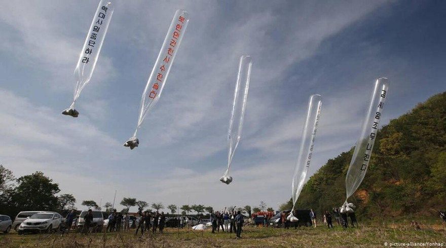 Người Triều Tiên đào tẩu ở Hàn Quốc từng nhiều lần thả bóng bay mang truyền đơn qua biên giới. Ảnh: Yonhap