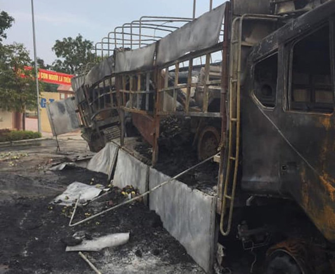 Chiếc ôtô đầu kéo bị lửa thiêu rụi hoàn toàn. Ảnh: Nam An.