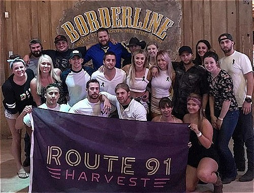 Những người sống sót sau vụ xả súng Las Vegas tụ họp tại quán Borderline hồi đầu năm. Ảnh: Facebook.