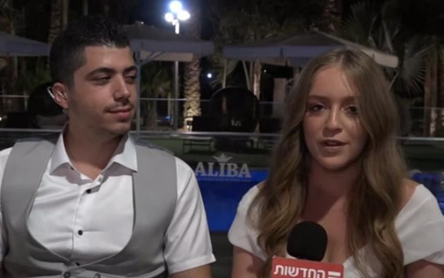 Chú rể Raziel và cô dâu Yael sau đám cưới ngày 12/11 tại thành phố Ofakim (Israel). Ảnh chụp màn hình