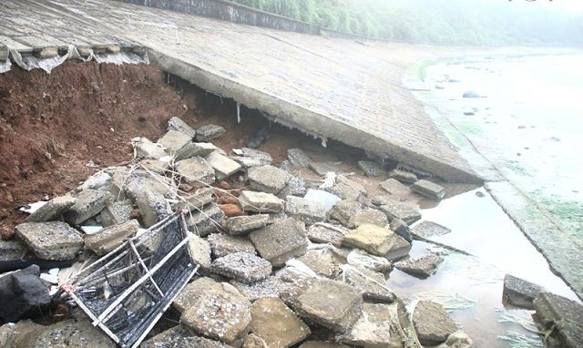 Sạt lở đê biển bảo vệ Di tích lịch sử Quốc gia đặc biệt Địa đạo Vịnh Mốc.