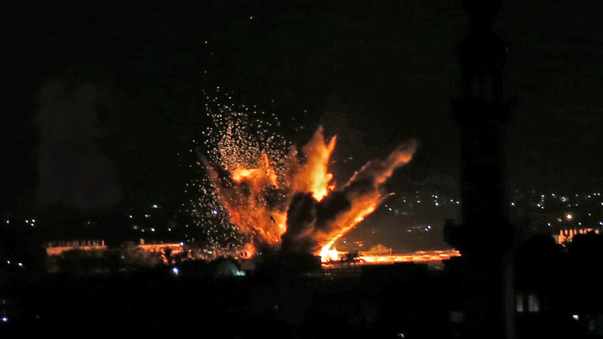 Một mục tiêu tại Dải Gaza nổ tung sau khi hứng bom của Israel ngày 12/11. Ảnh: AFP 