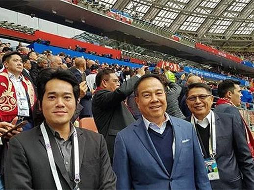 Chủ tịch Somyot (giữa) và ông Pisan (phải)