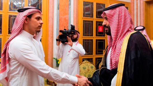 Thái tử Ả Rập Saudi bắt tay Salah Khashoggi (trái) trong cuộc gặp ngày 24/10. Ảnh: AP