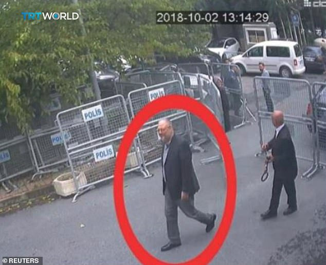 Jamal Khashoggi bước vào tòa nhà lãnh sự quán Ả Rập Saudi hôm 2/10. 