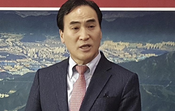 Tân Chủ tịch Interpol Kim Jong Yang. Ảnh: AP