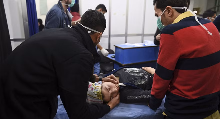 Một nạn nhân nữ được điều trị sau vụ tấn công bằng khí clo ở Aleppo (Syria) tối 24/11. Ảnh: AP