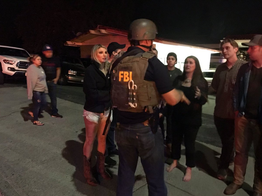 Đặc vụ FBI trấn an các nhân chứng. Ảnh: Twitter