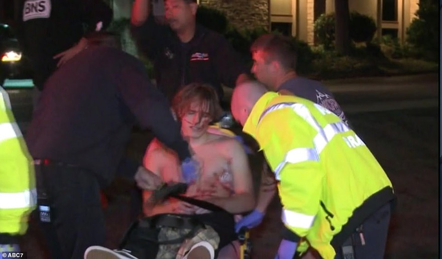 Một người bị thương trong vụ xả súng. 