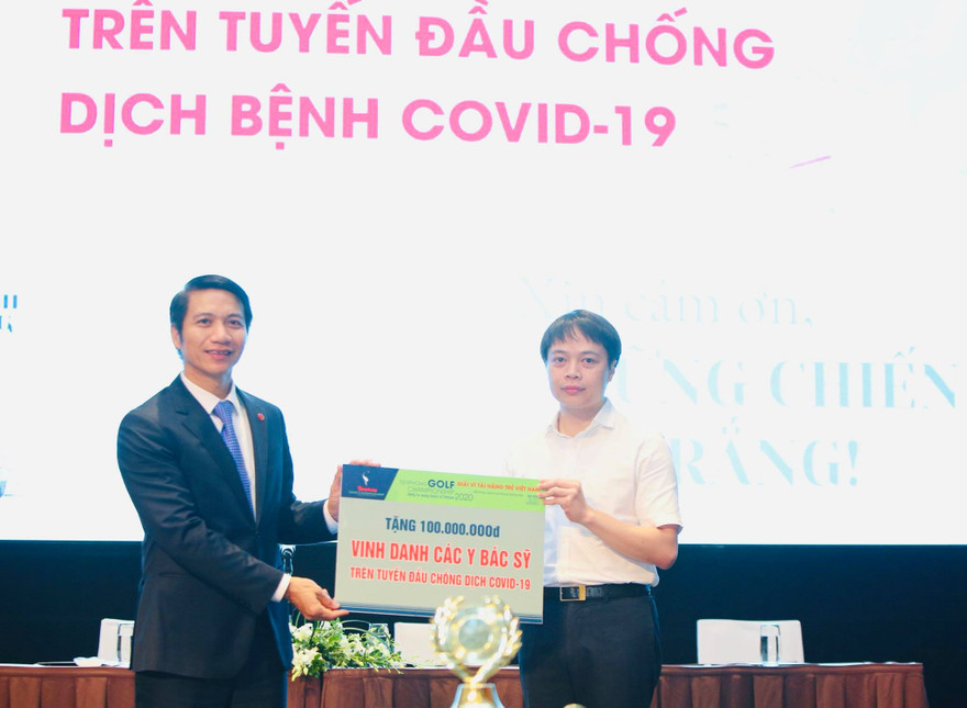 Bí thư Trung ương Đoàn Nguyễn Ngọc Lương trao tượng trưng số tiền 100 triệu đồng cho anh Nguyễn Hữu Tú, Phó chủ tịch kiêm Tổng Thư ký Hội Thầy thuốc trẻ Việt Nam, để chuyển đến 5 y, bác sỹ trẻ đã chiến đấu tâm dịch COVID-19 Hà Nội, Đà Nẵng.