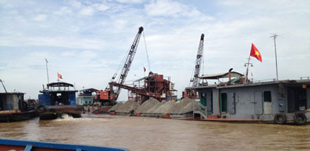 Triệt phá cát tặc 'rút ruột' sông Hồng lúc nửa đêm