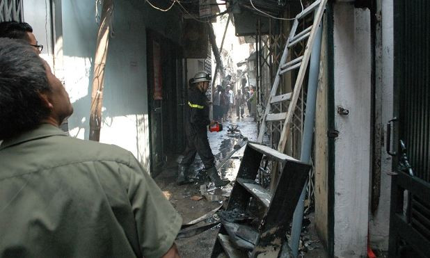 Khu dân cư náo loạn vì vụ cháy kèm tiếng nổ lớn 