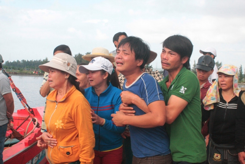 Anh Trương Đình Huynh (con trai đầu của ông Bảy) cùng người nhà gào khóc khi thi thể cha mình được lấy từ hầm đá lên. 
