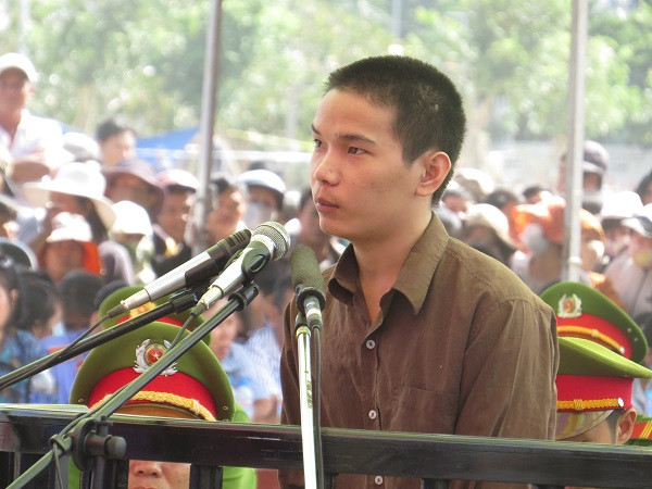 Bị cáo Vũ Văn Tiến khai trước tòa. Ảnh Việt Văn