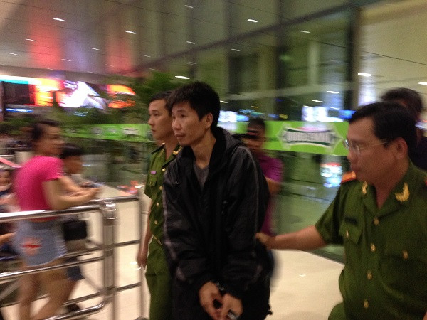 Nghi can Xue Wen được công an di lý về TPHCM để tiếp tục điều tra. Ảnh CA cung cấp