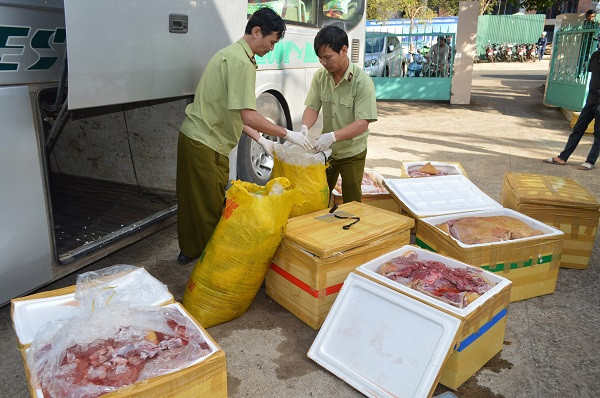 Xe khách chở thịt thối bị bắt giữ 