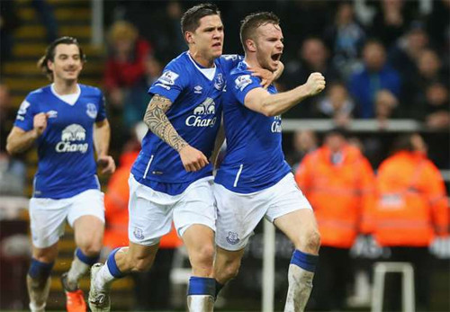Tom Cleverley (phải) mừng bàn quyết định cho Everton. Ảnh: Reuters