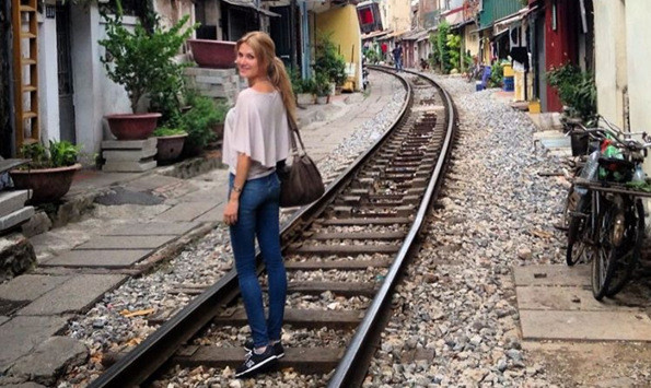 Tân Hoa hậu Thế giới xách balô 'phượt' xuyên Việt