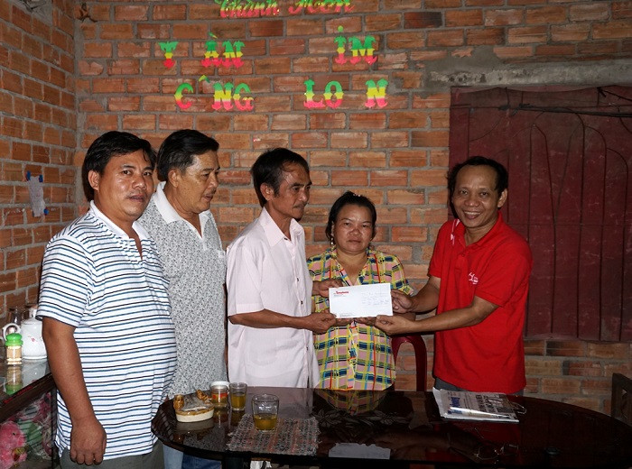 Vợ chồng ông Nén nhận tiền hỗ trợ của Thuduc House