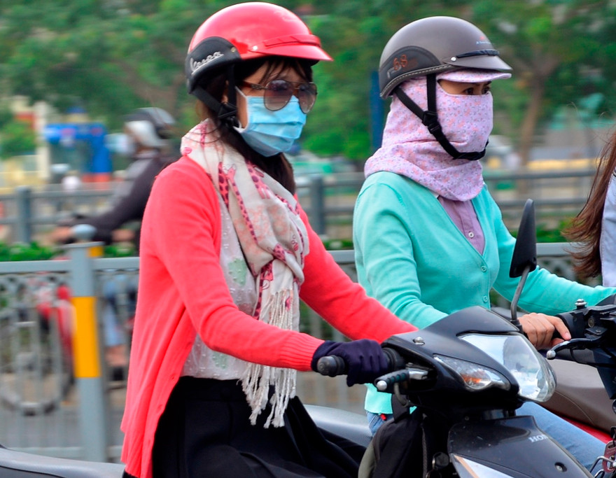 Người dân xúng xính áo ấm, khăn choàng khi ra đường 