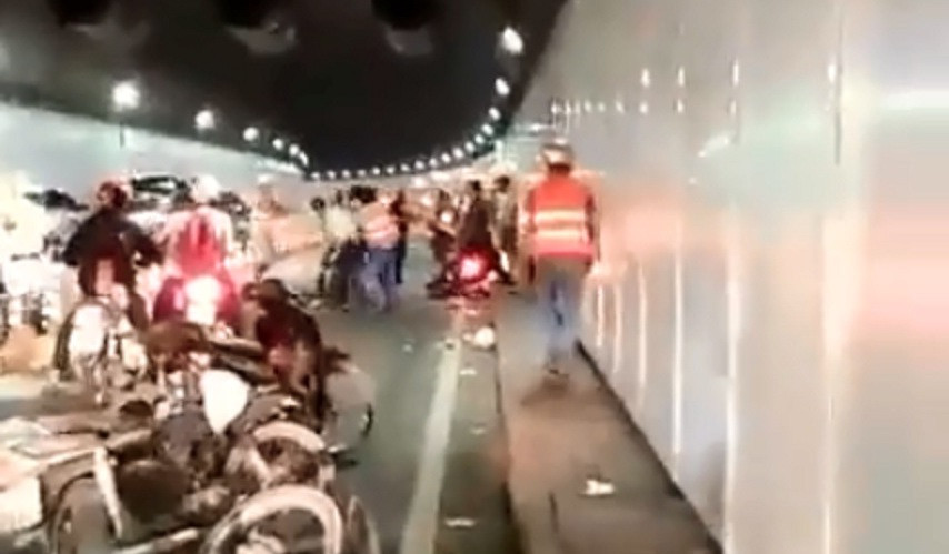 Hai nhóm xô xát trong hầm Thủ Thiêm (ảnh cắt từ clip)