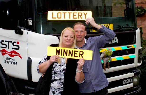 Stuart Powell - anh tài xế may mắn nhất nước Anh và vợ