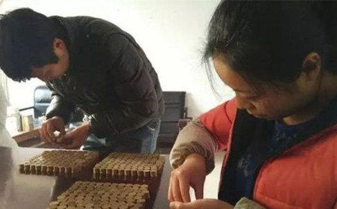 Các nhân viên khổ sở đếm và sắp xếp số tiền xu của vị khách "bá đạo".