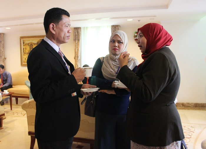 Các doanh nhân trẻ giao lưu tại diễn đàn.