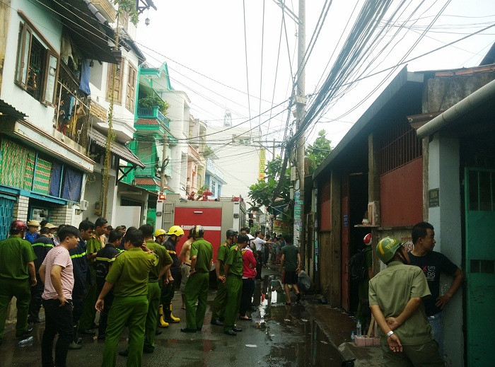 Lực lượng chức năng có mặt dập lửa.